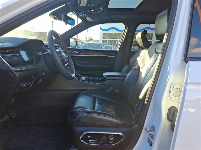 Used 2022 Jeep Grand Cherokee Overland w/ Luxury Tech Group IV image 13