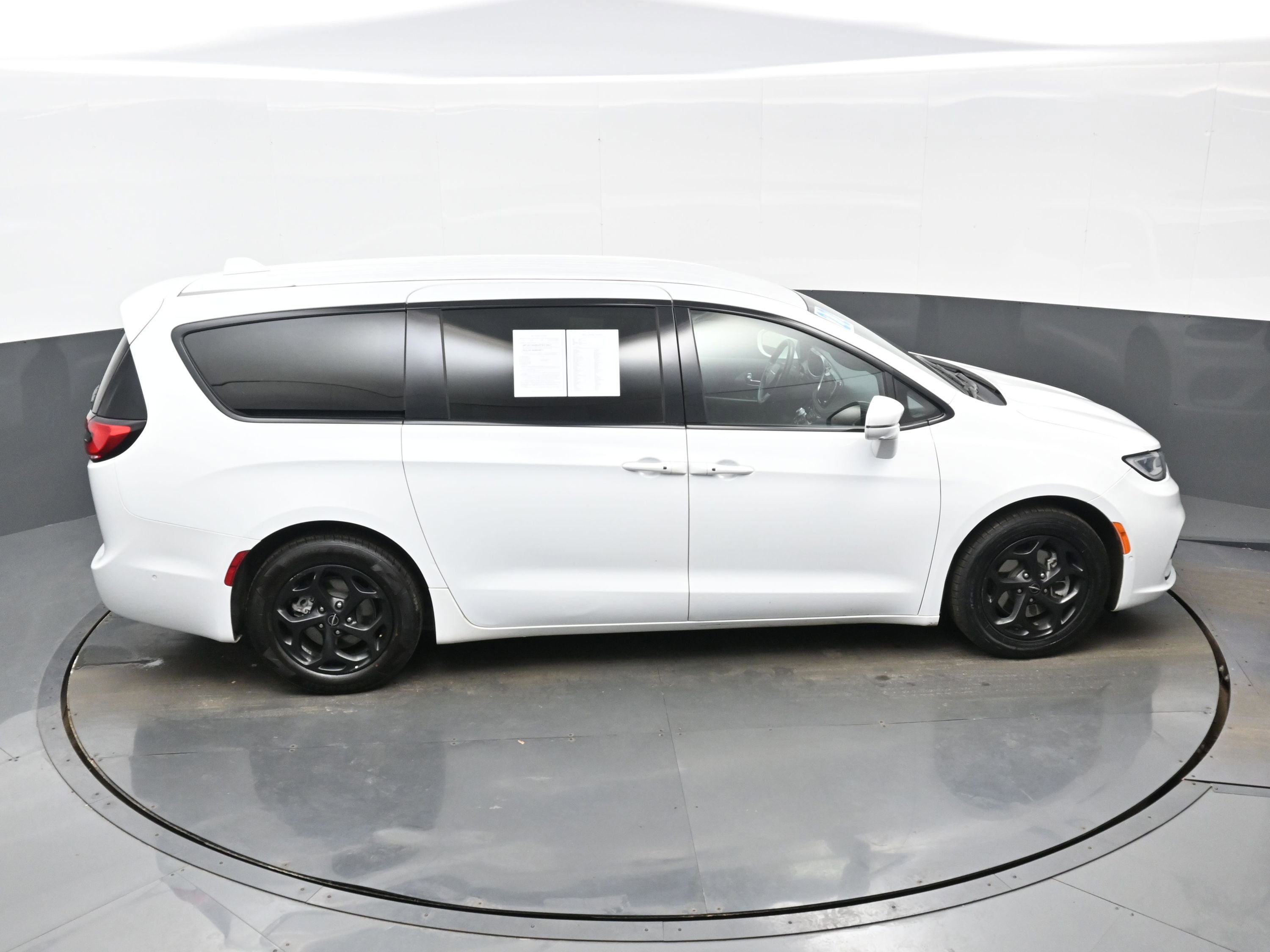 Used 2022 Chrysler Pacifica Touring-L w/ Uconnect Theater Family Group image 39