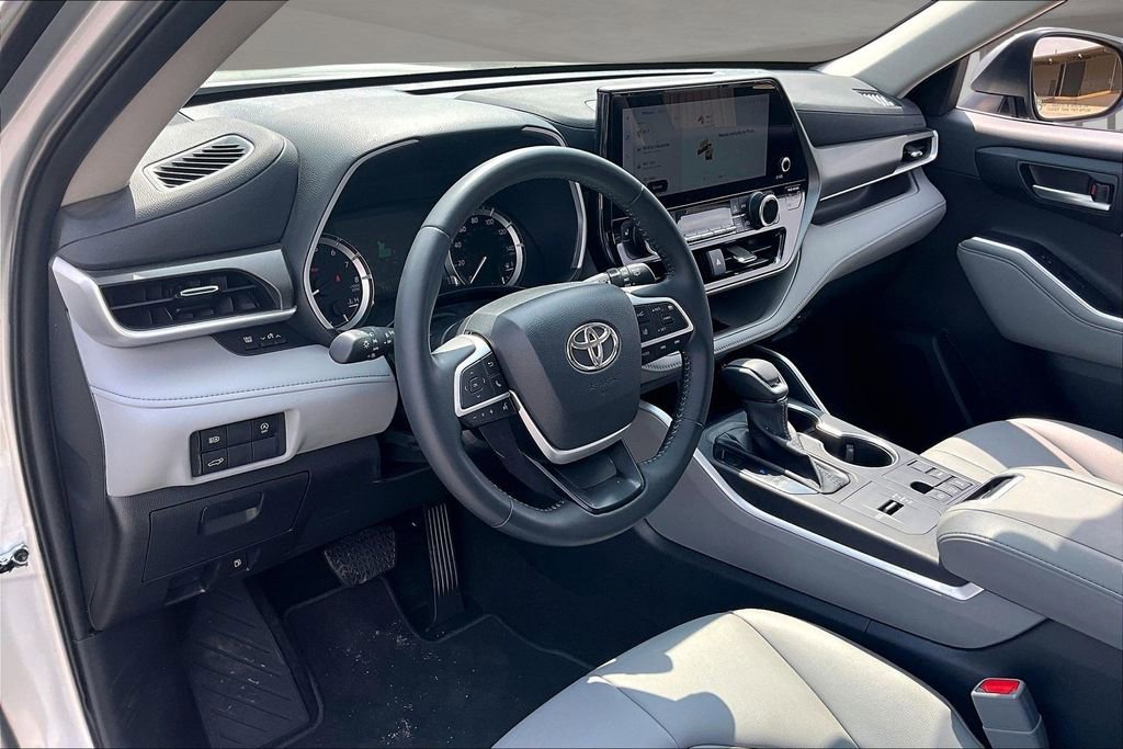 Used 2023 Toyota Highlander XLE image 16
