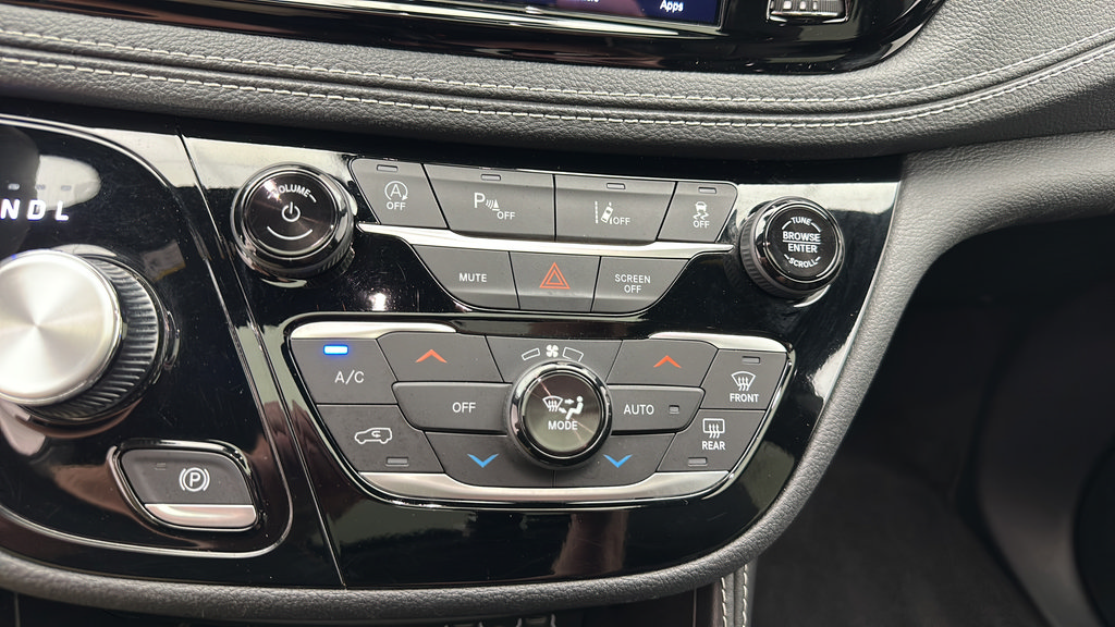 Used 2025 Chrysler Pacifica Limited FWD image 21