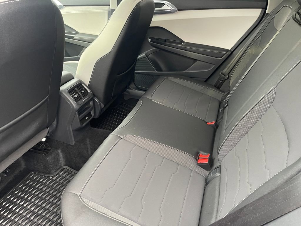 Used 2025 Volkswagen Taos SE AWD/4WD image 10