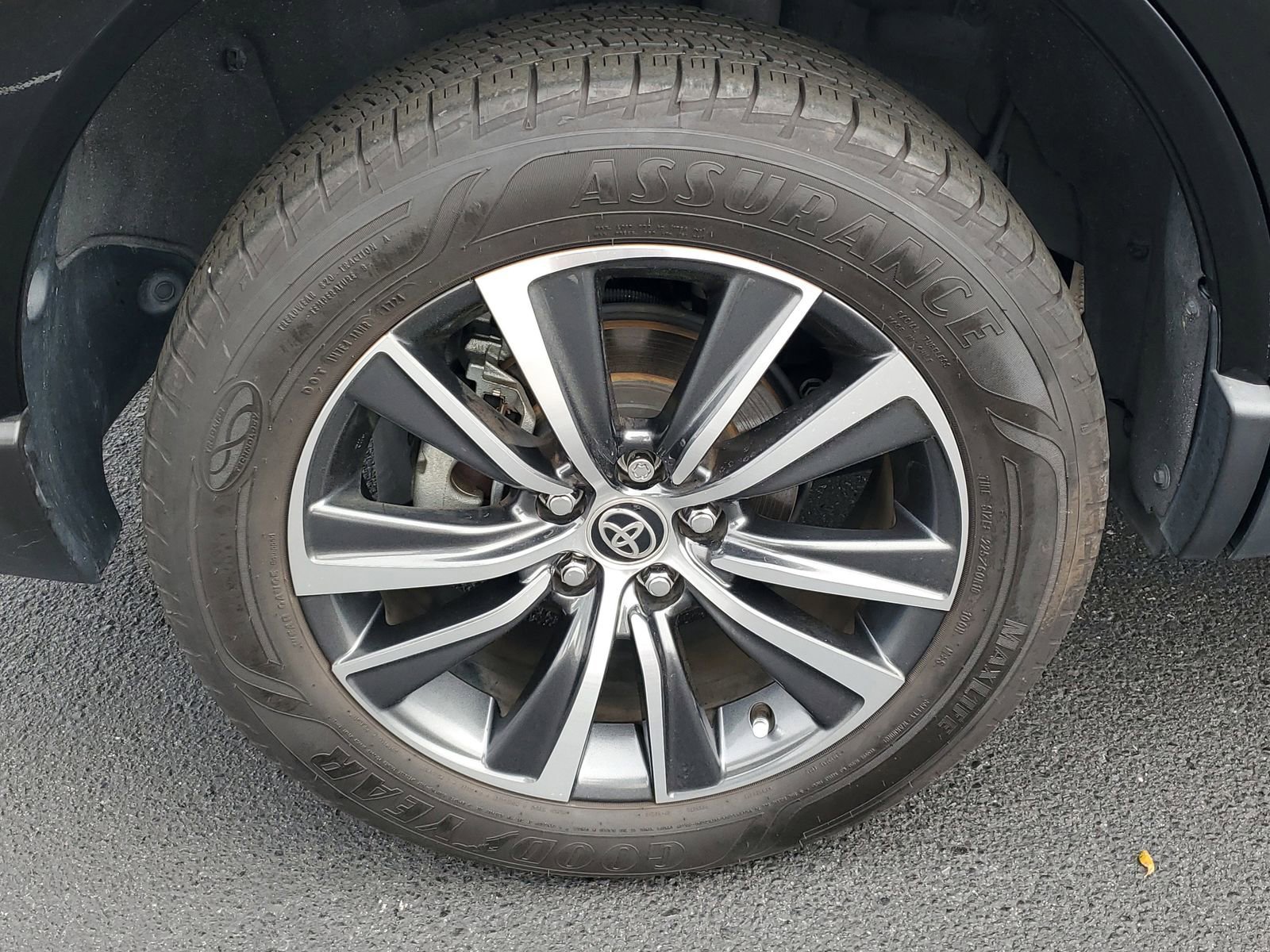 Used 2022 Toyota Venza LE image 5