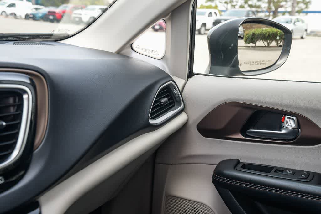 Used 2019 Chrysler Pacifica L FWD image 21