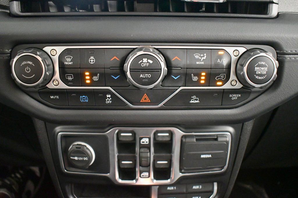 Used 2024 Jeep Wrangler Unlimited Sahara image 26