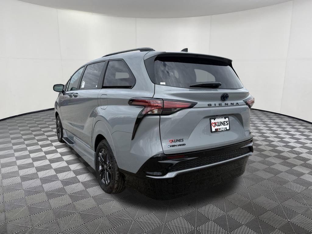 Used 2025 Toyota Sienna XSE image 6