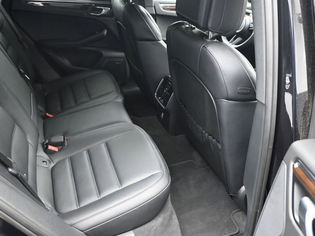 Certified 2025 Porsche Macan image 10