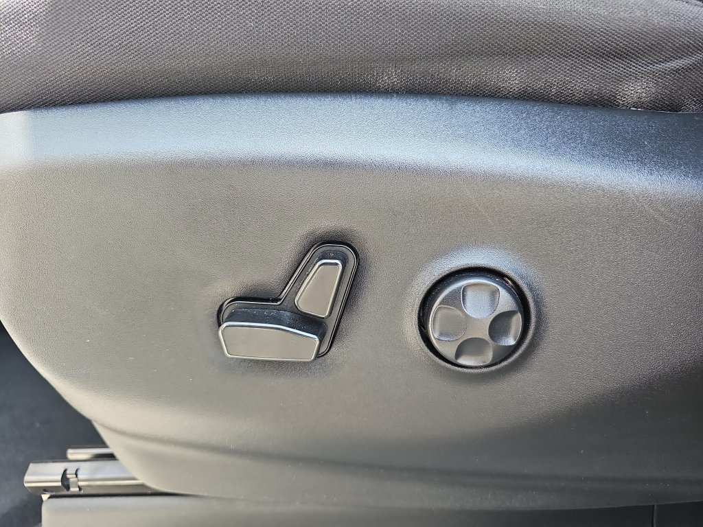 Used 2023 Chrysler Voyager LX FWD image 28