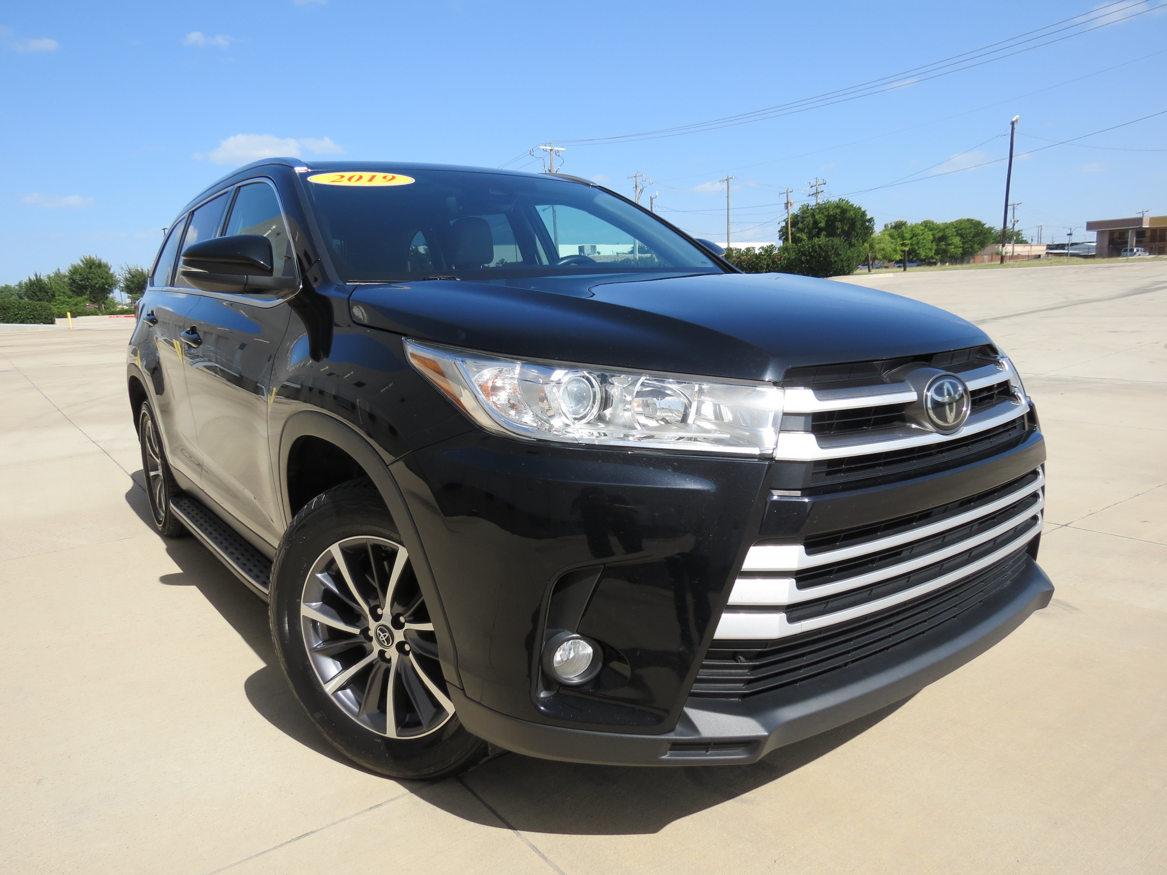 Used 2019 Toyota Highlander XLE FWD image 3