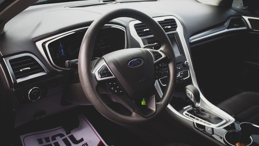 Used 2016 Ford Fusion SE FWD image 2