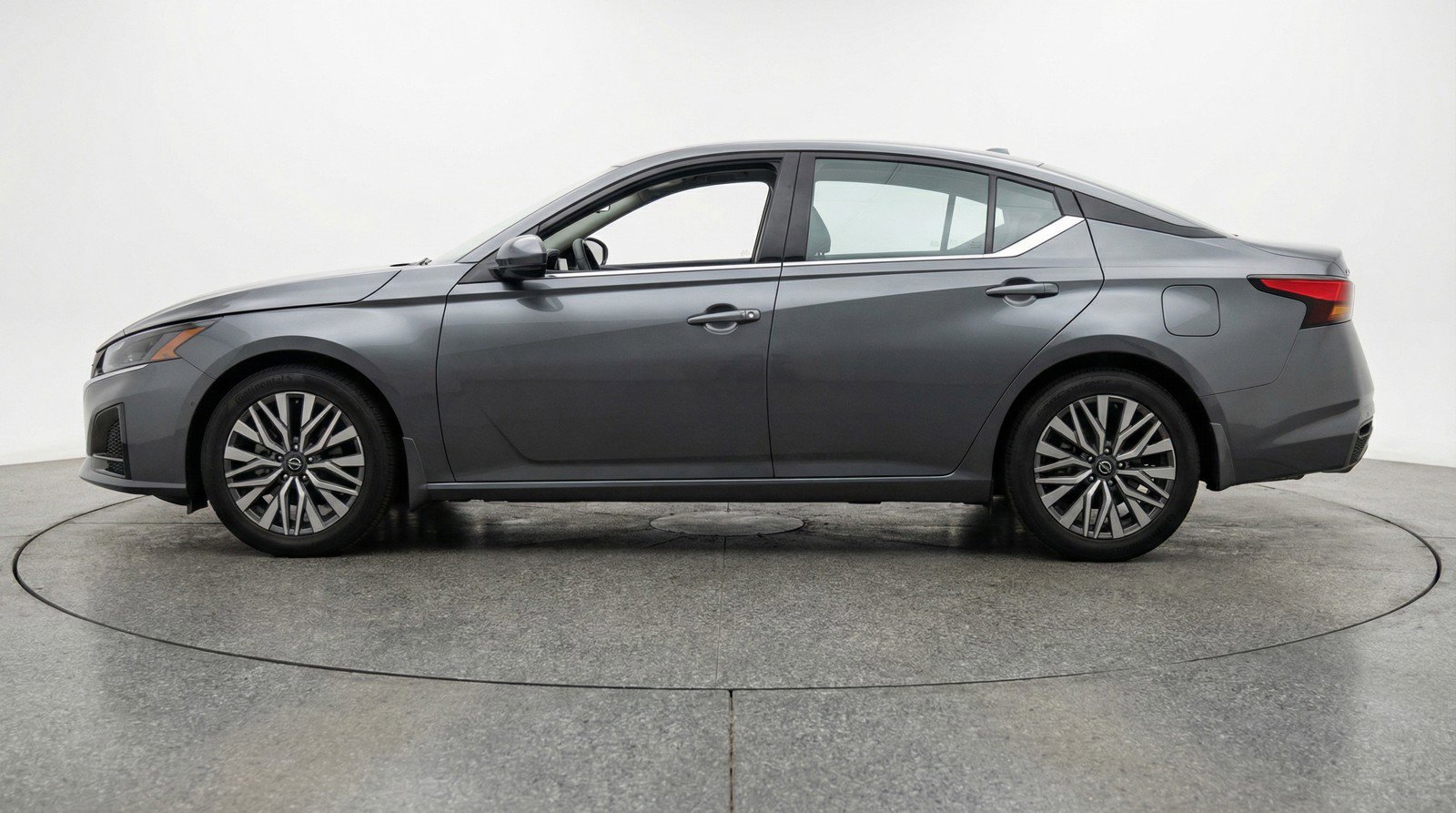 Used 2025 Nissan Altima 2.5 SV FWD image 5