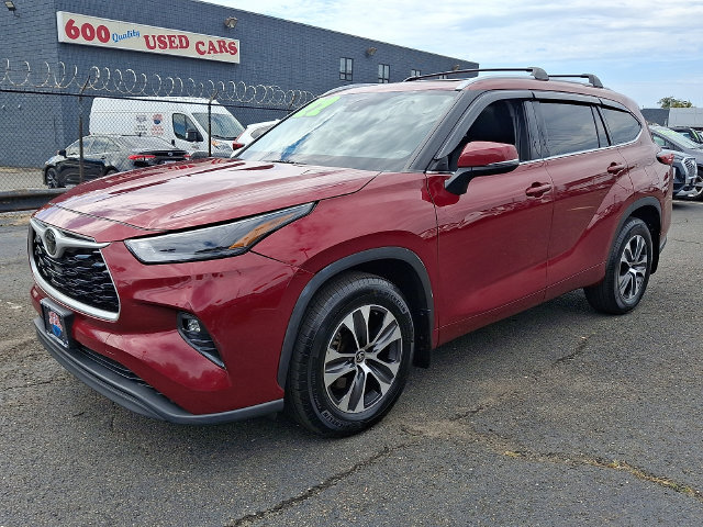 Used 2022 Toyota Highlander XLE AWD/4WD image 2