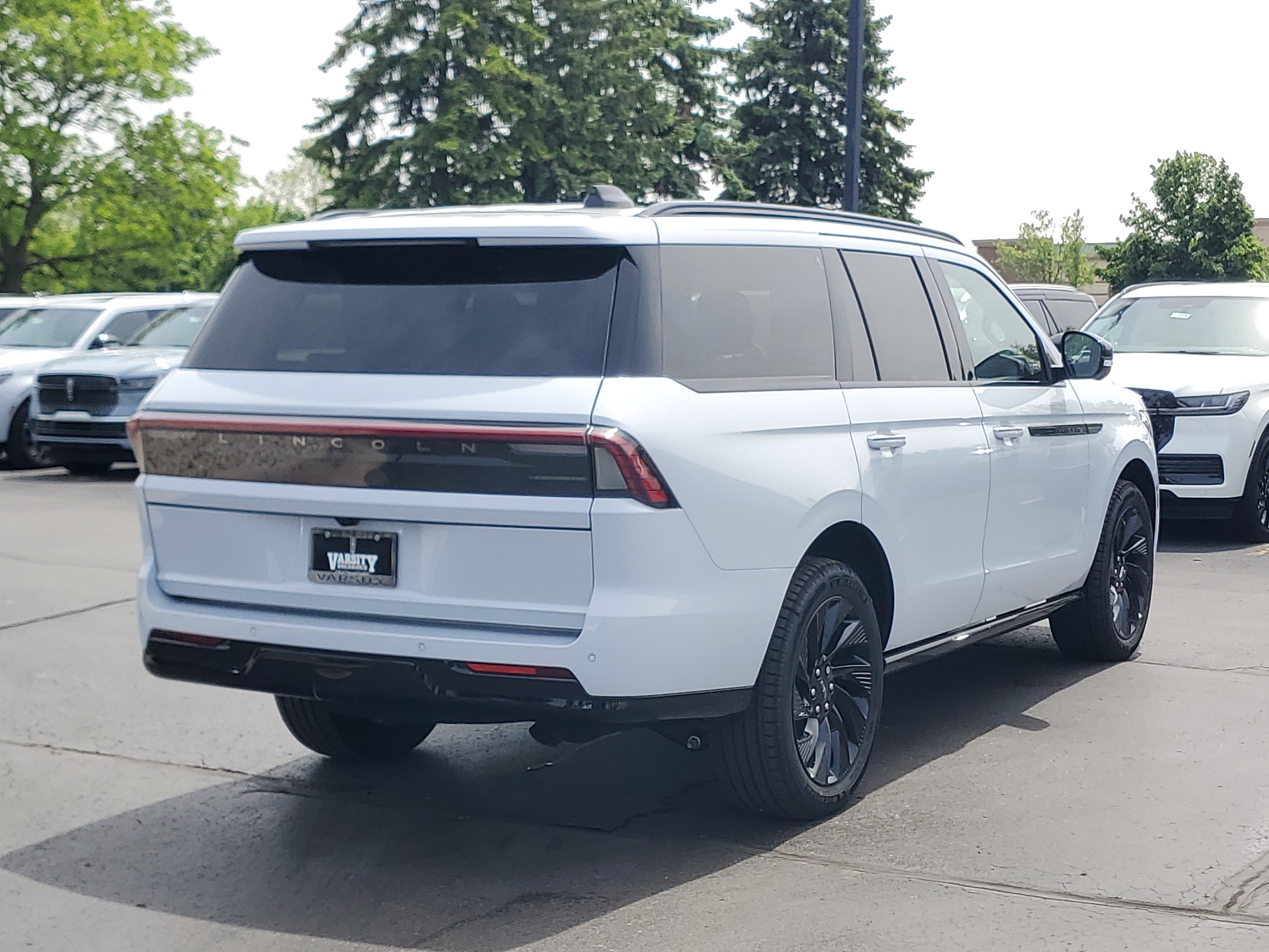 New 2026 Lincoln Navigator Reserve w/ Jet Appearance Package AWD/4WD image 4
