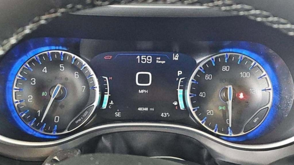 Used 2025 Chrysler Pacifica Select image 7