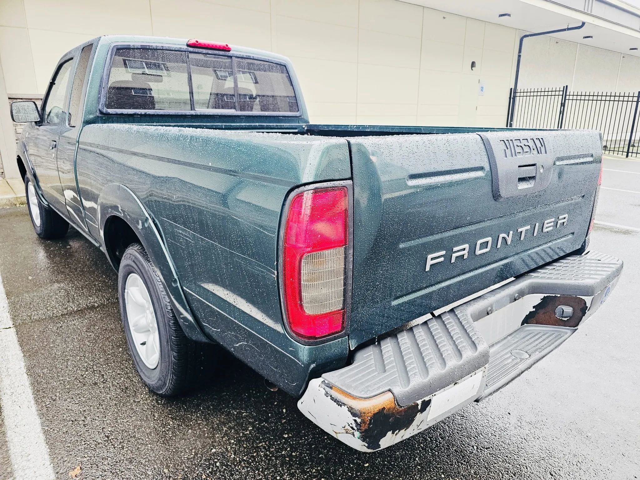 Used 2001 Nissan Frontier XE image 3