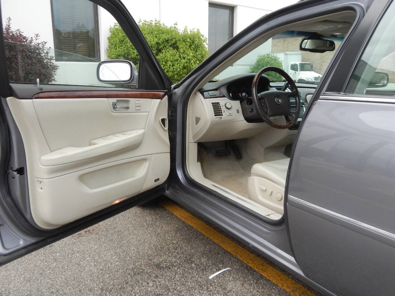 Used 2007 Cadillac DTS Luxury II FWD image 24