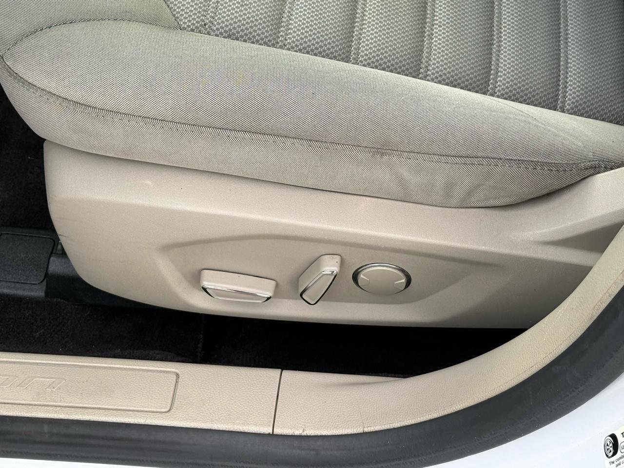 Used 2017 Ford Fusion SE image 16