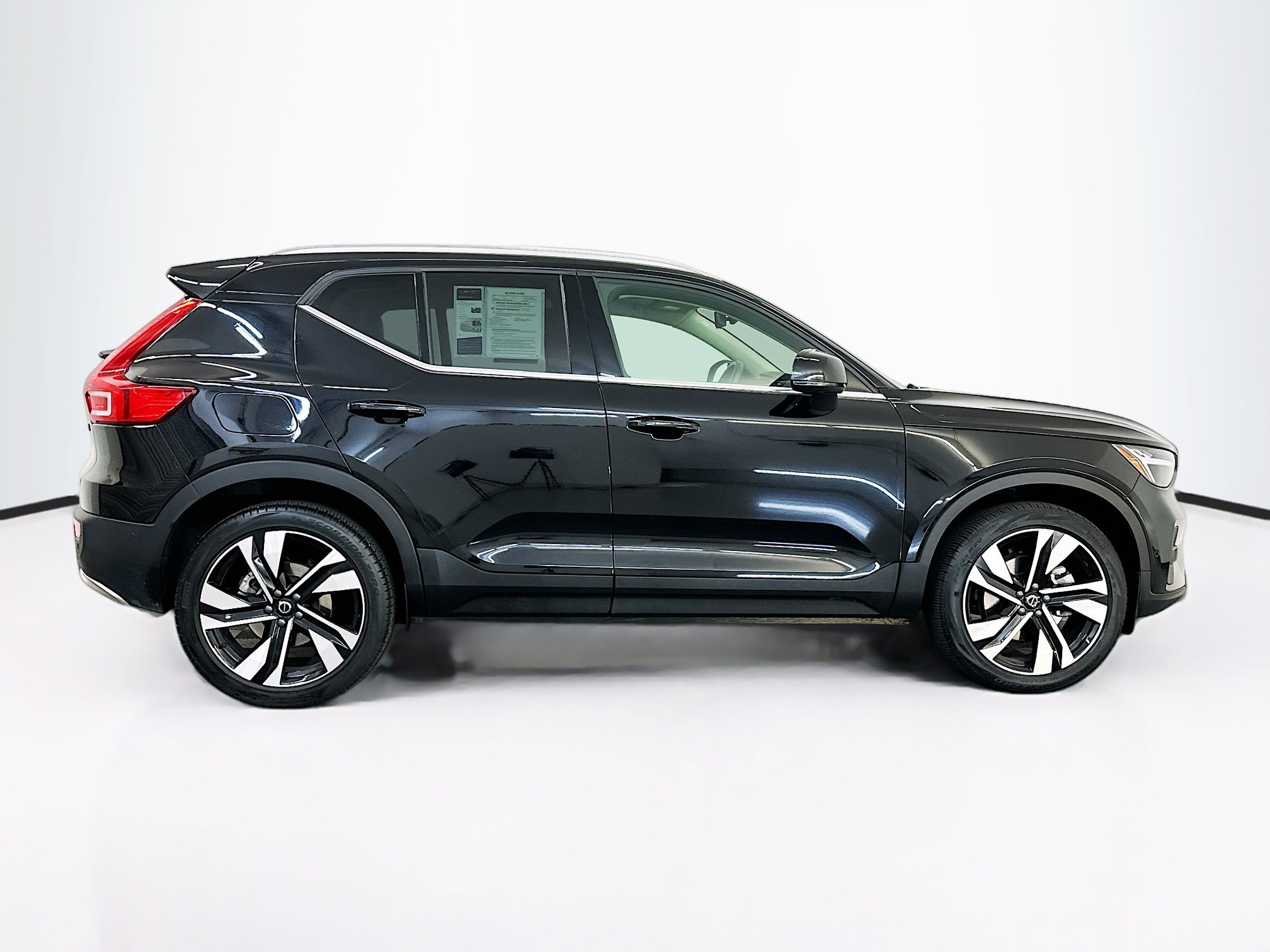 Used 2025 Volvo XC40 B5 Plus image 10