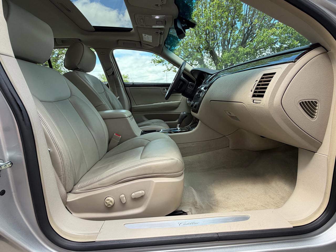 Used 2010 Cadillac DTS Luxury FWD image 34