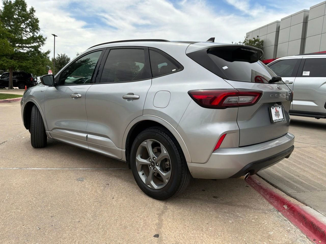 Used 2023 Ford Escape ST-Line FWD image 8
