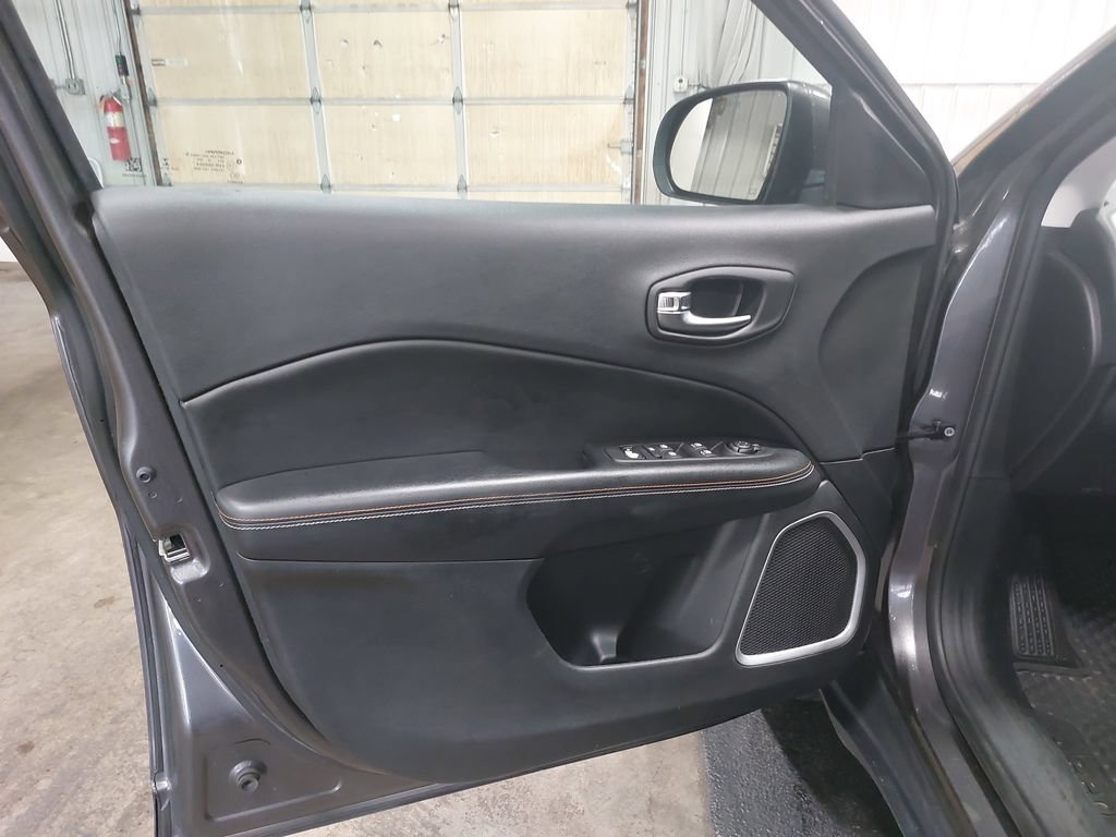 Used 2019 Jeep Compass Latitude w/ Cold Weather Group AWD/4WD image 27