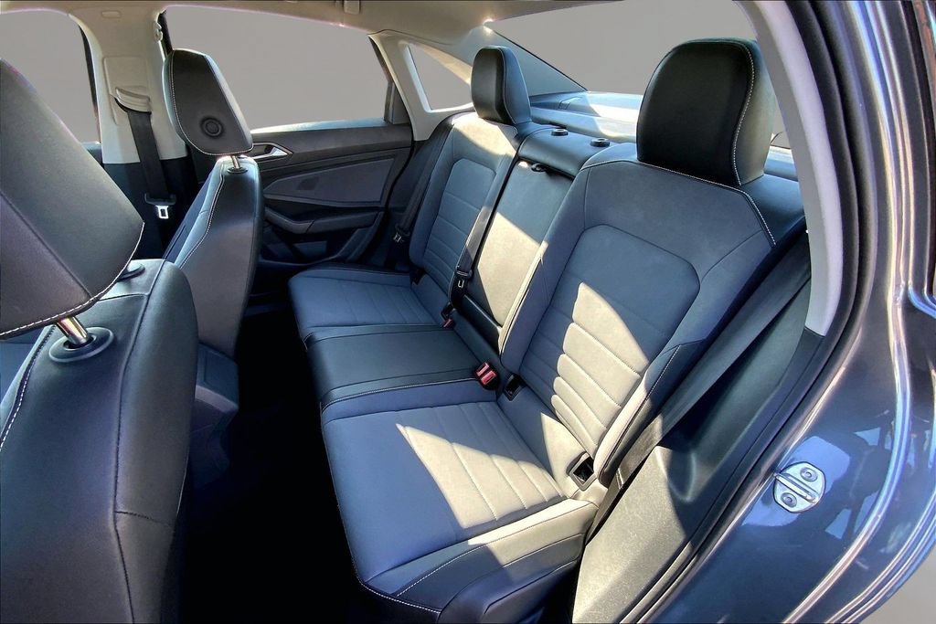 Certified 2025 Volkswagen Jetta SE FWD image 25