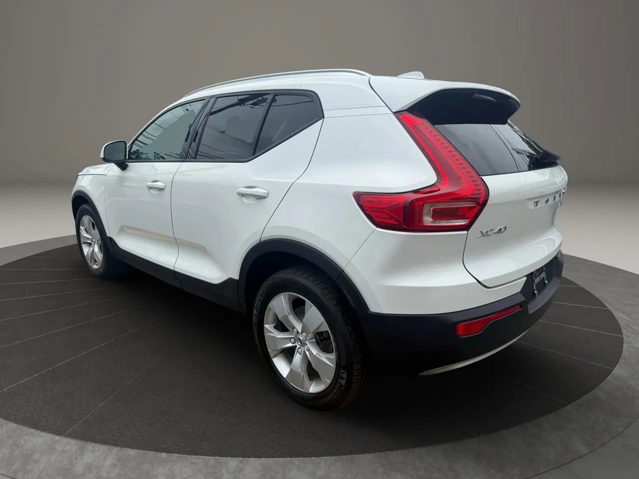 Used 2022 Volvo XC40 T5 Momentum image 7