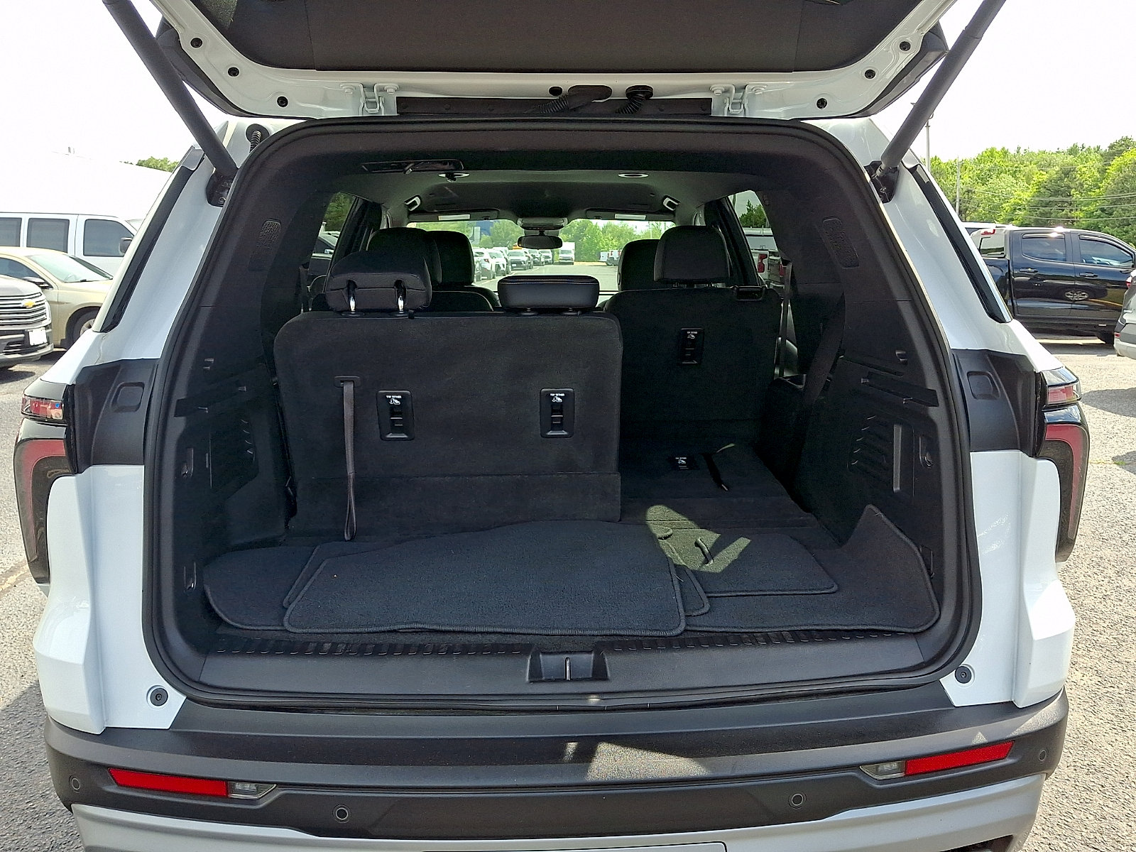 Used 2025 Chevrolet Traverse LT w/ Enhanced Driving Package FWD image 28