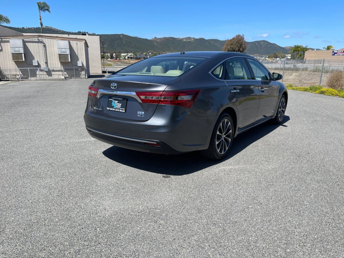 Used 2018 Toyota Avalon XLE Premium w/ Preferred Accessory Package FWD image 5
