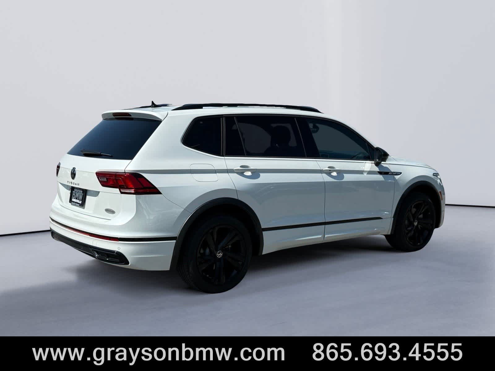 Used 2024 Volkswagen Tiguan SE R-Line FWD image 3