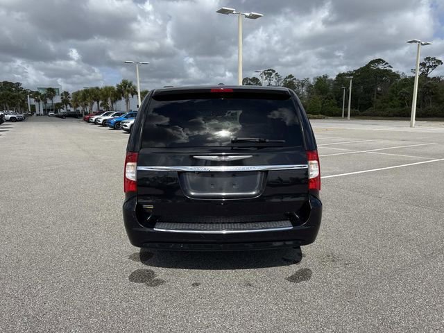 Used 2016 Chrysler Town & Country Touring image 4