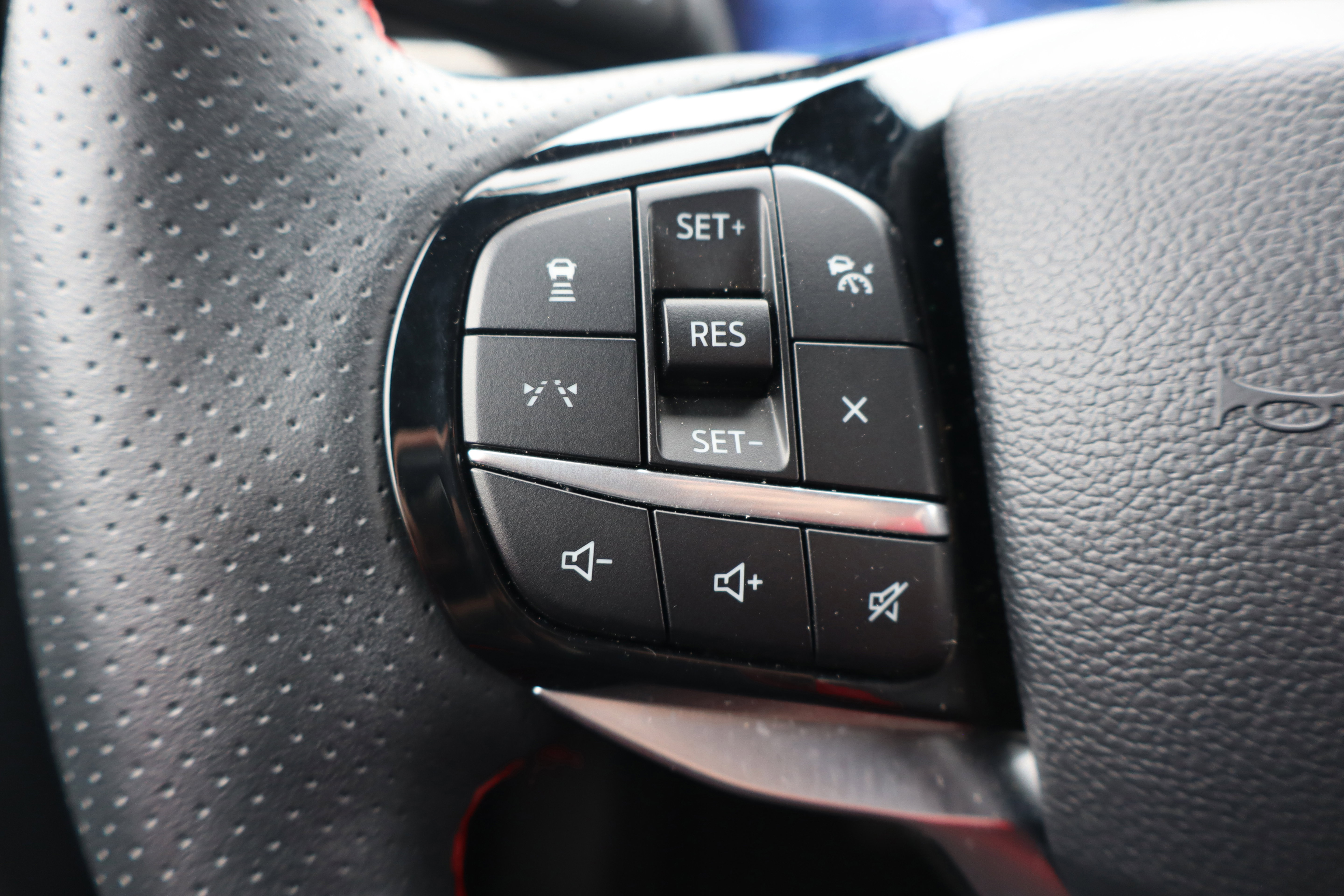 Used 2025 Ford Explorer ST-Line w/ ST-Line Street Pack AWD/4WD image 17