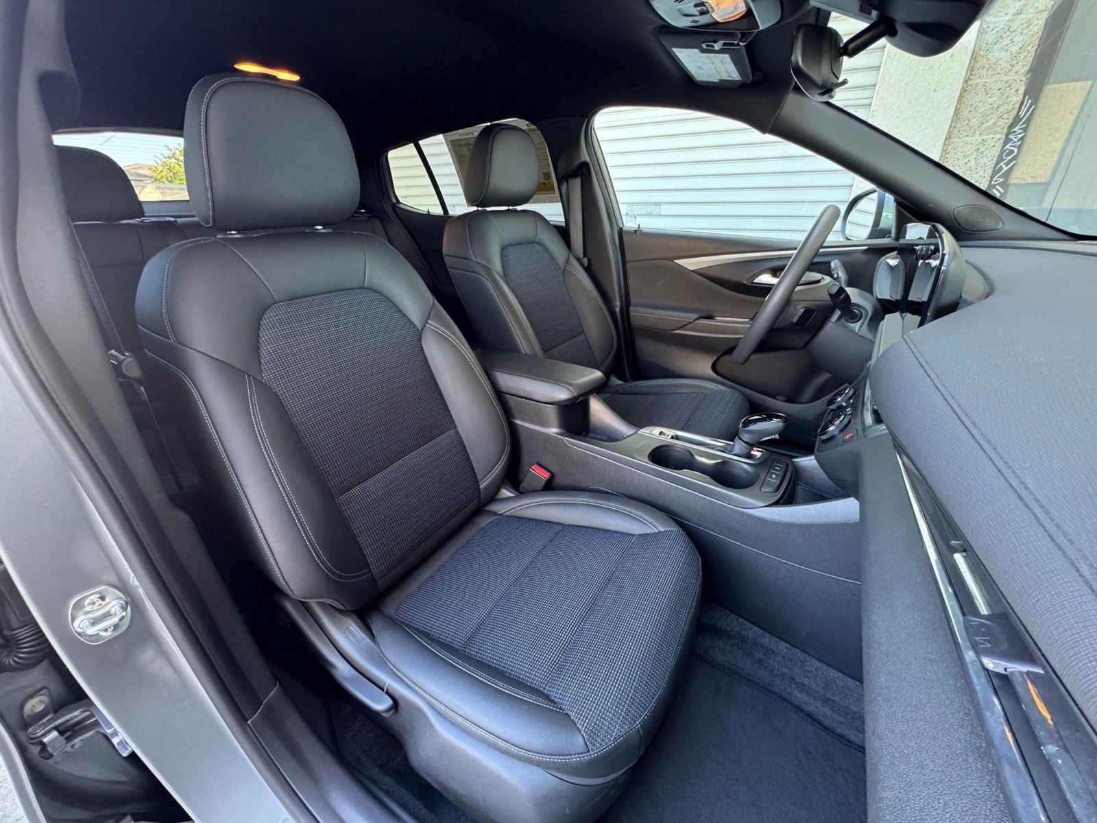 Used 2025 Buick Envista Preferred image 36