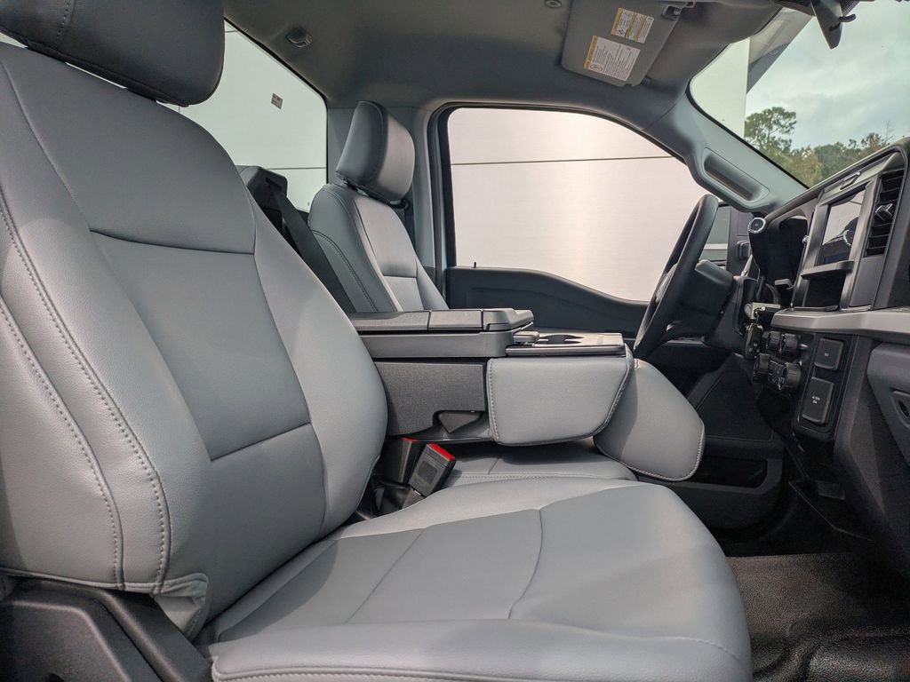 New 2025 Ford F550 4x4 Regular Cab Super Duty image 27