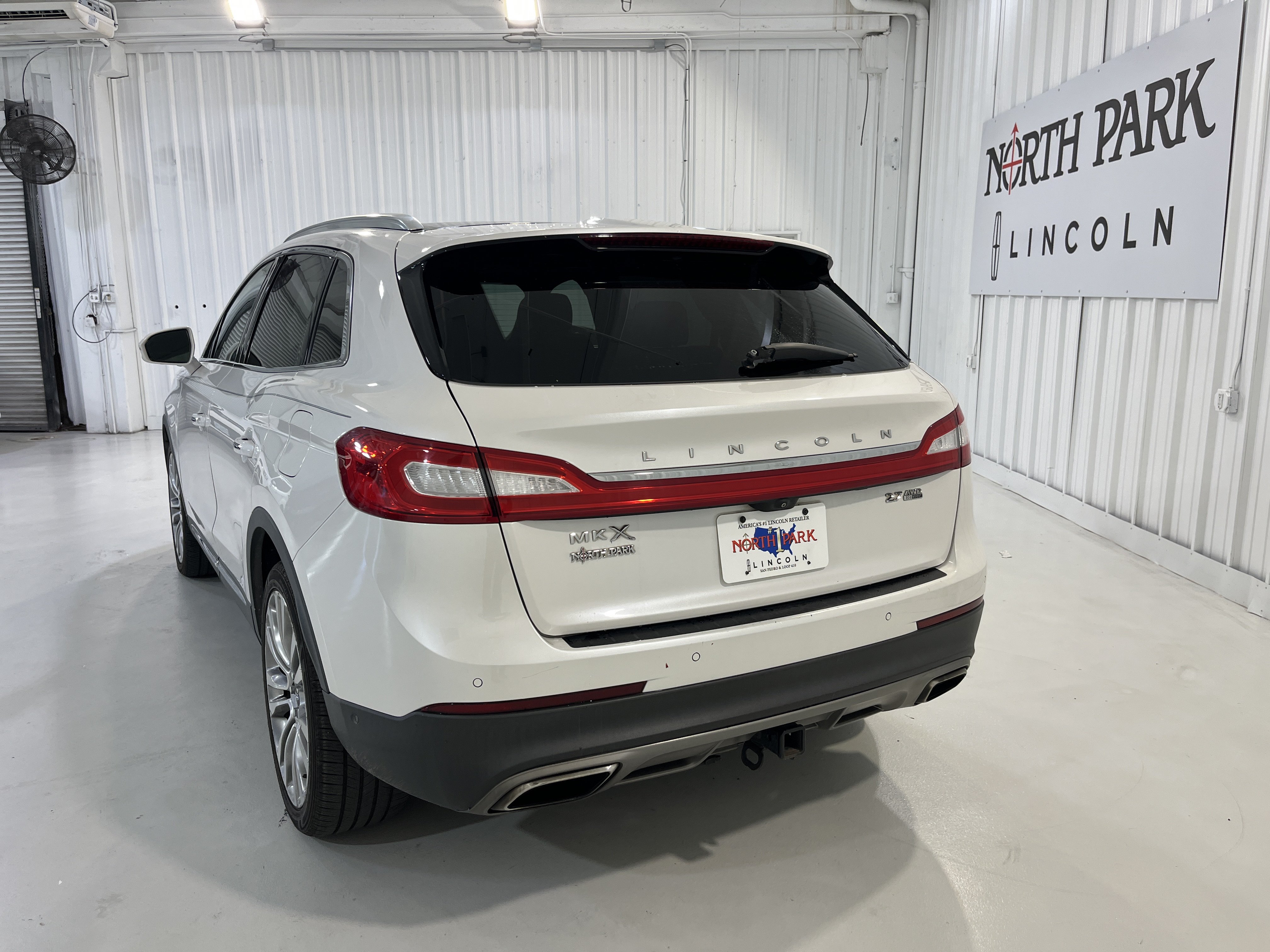 Used 2016 Lincoln MKX Reserve w/ Luxury Package AWD/4WD image 4