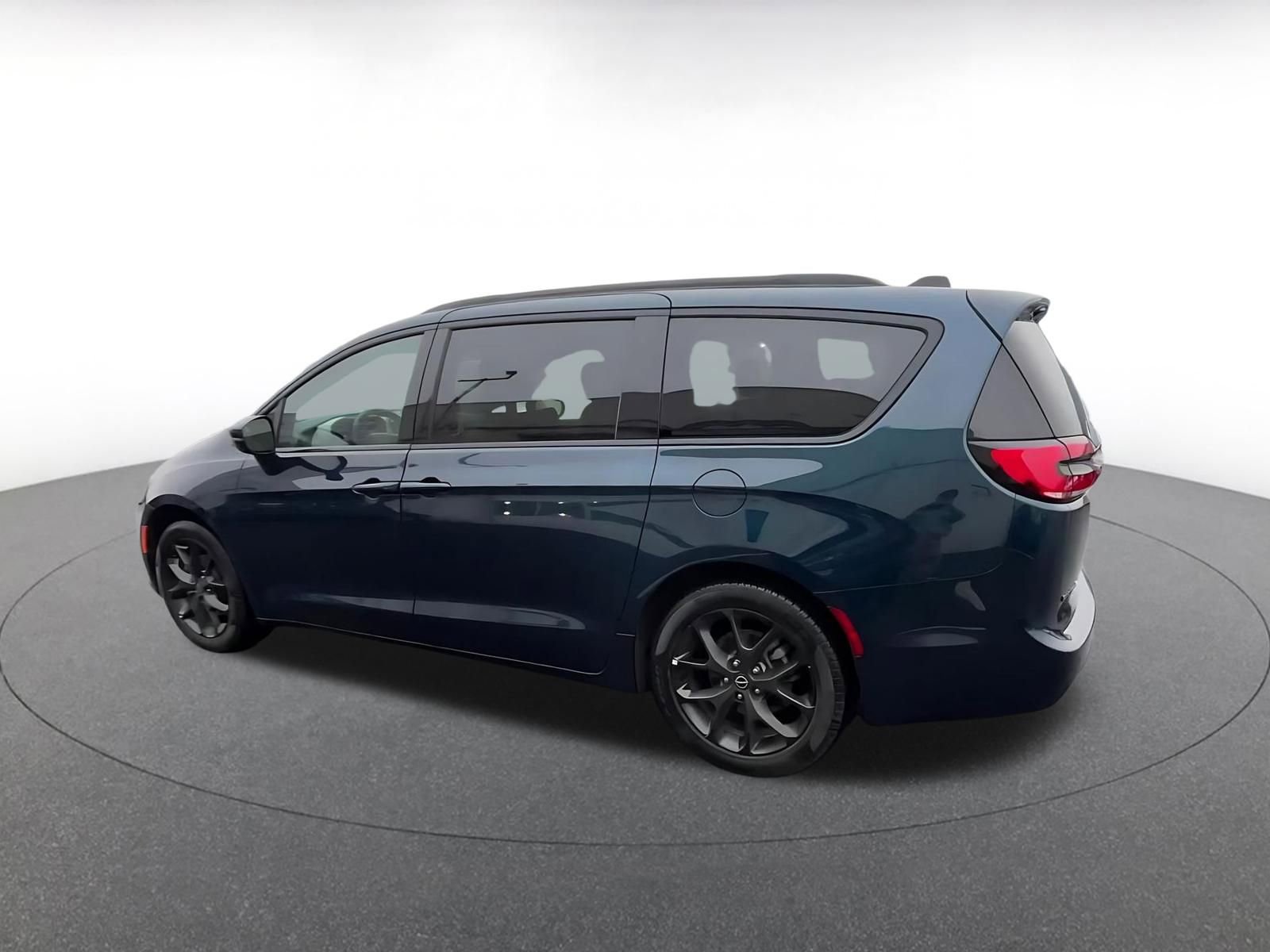 Used 2025 Chrysler Pacifica Limited image 10