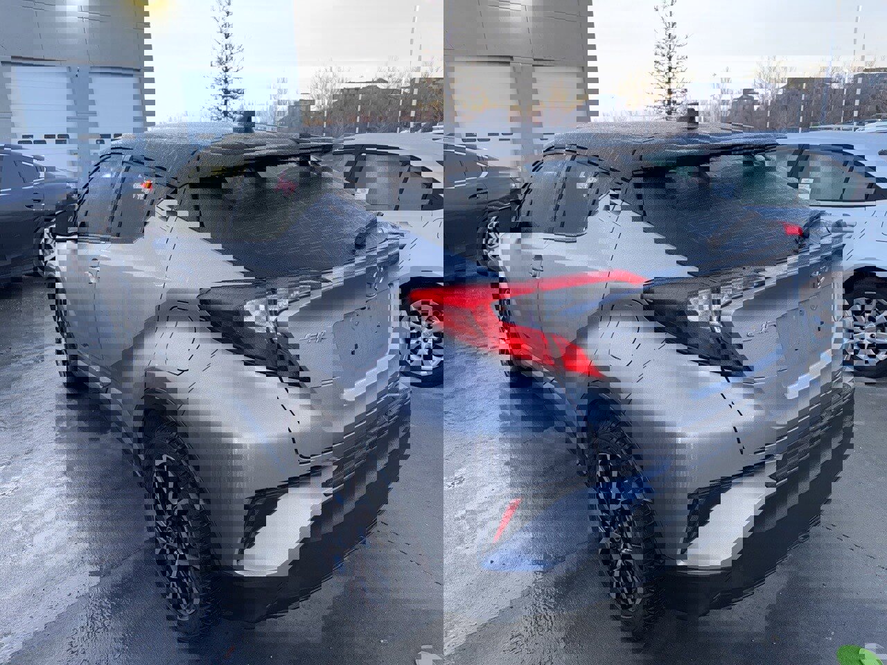 Used 2020 Toyota C-HR XLE image 3