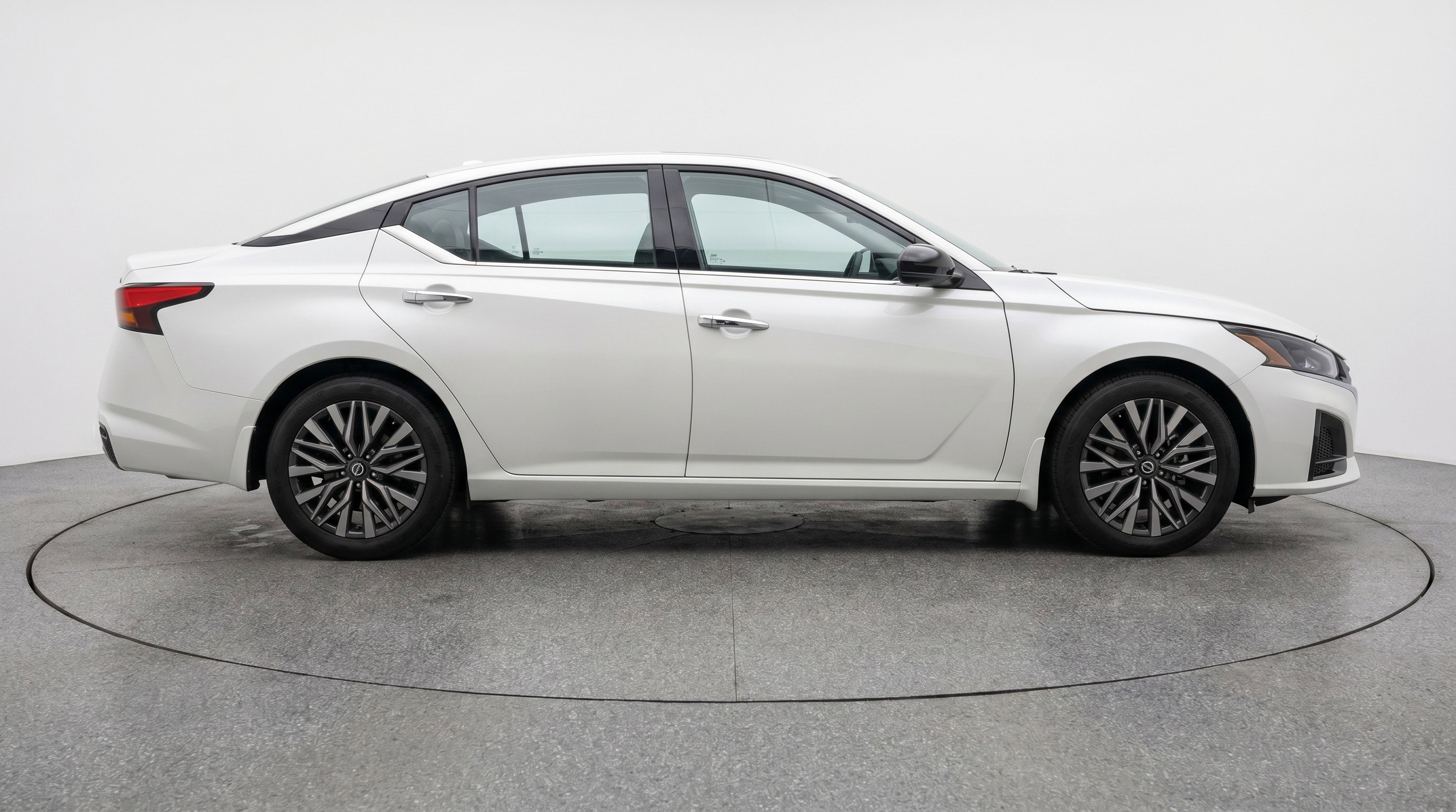 Used 2025 Nissan Altima 2.5 SV FWD image 11