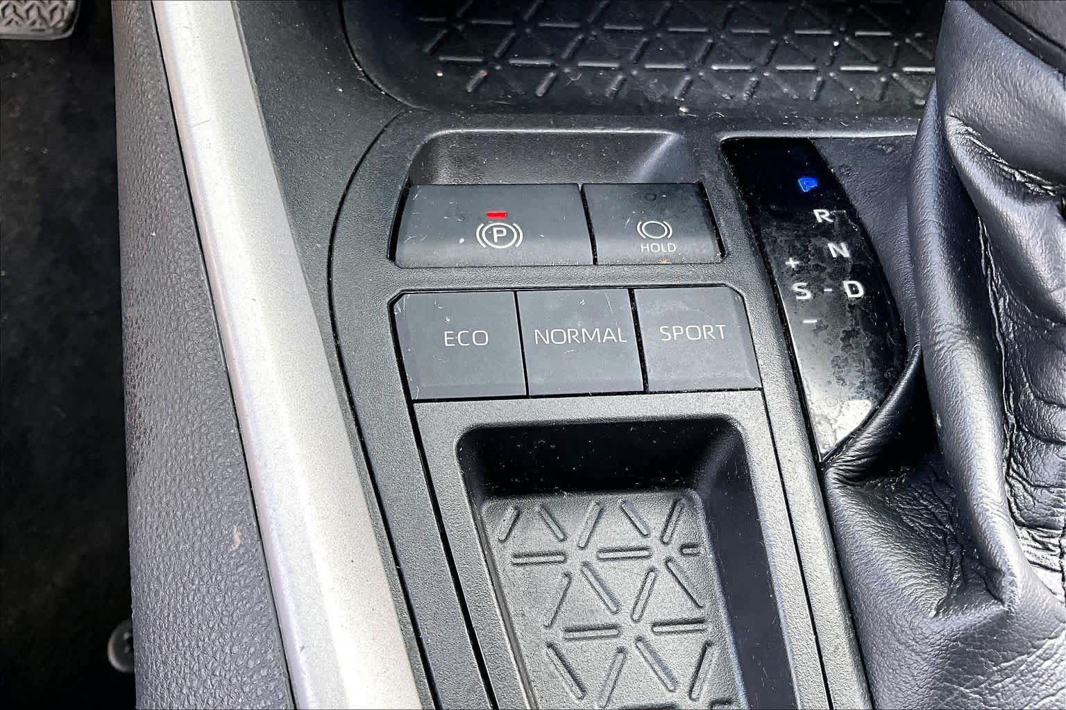 Used 2020 Toyota RAV4 XLE FWD image 34