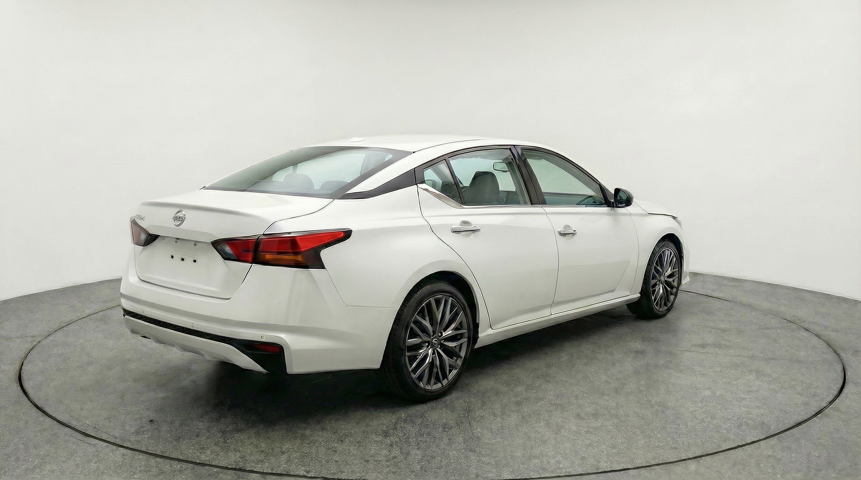 Used 2025 Nissan Altima 2.5 SV image 9