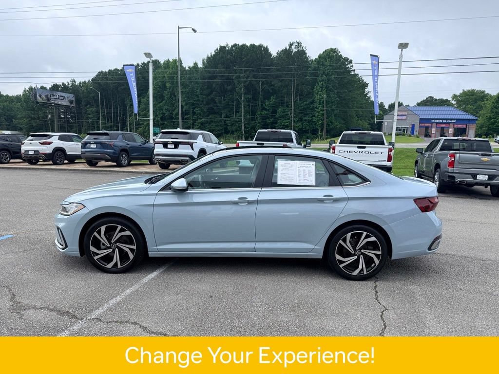 Used 2025 Volkswagen Jetta SEL FWD image 3
