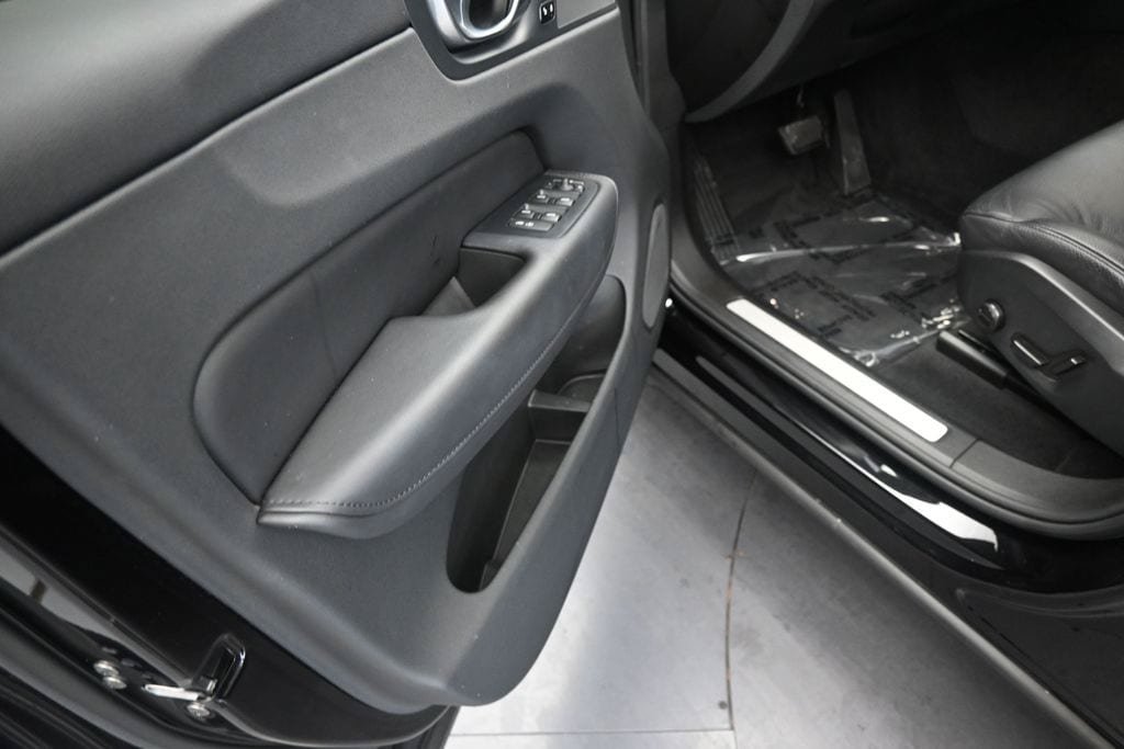 Certified 2024 Volvo XC60 B5 Plus AWD/4WD image 10