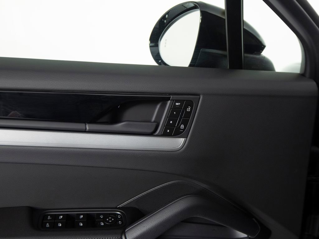 Certified 2025 Porsche Cayenne Coupe image 19
