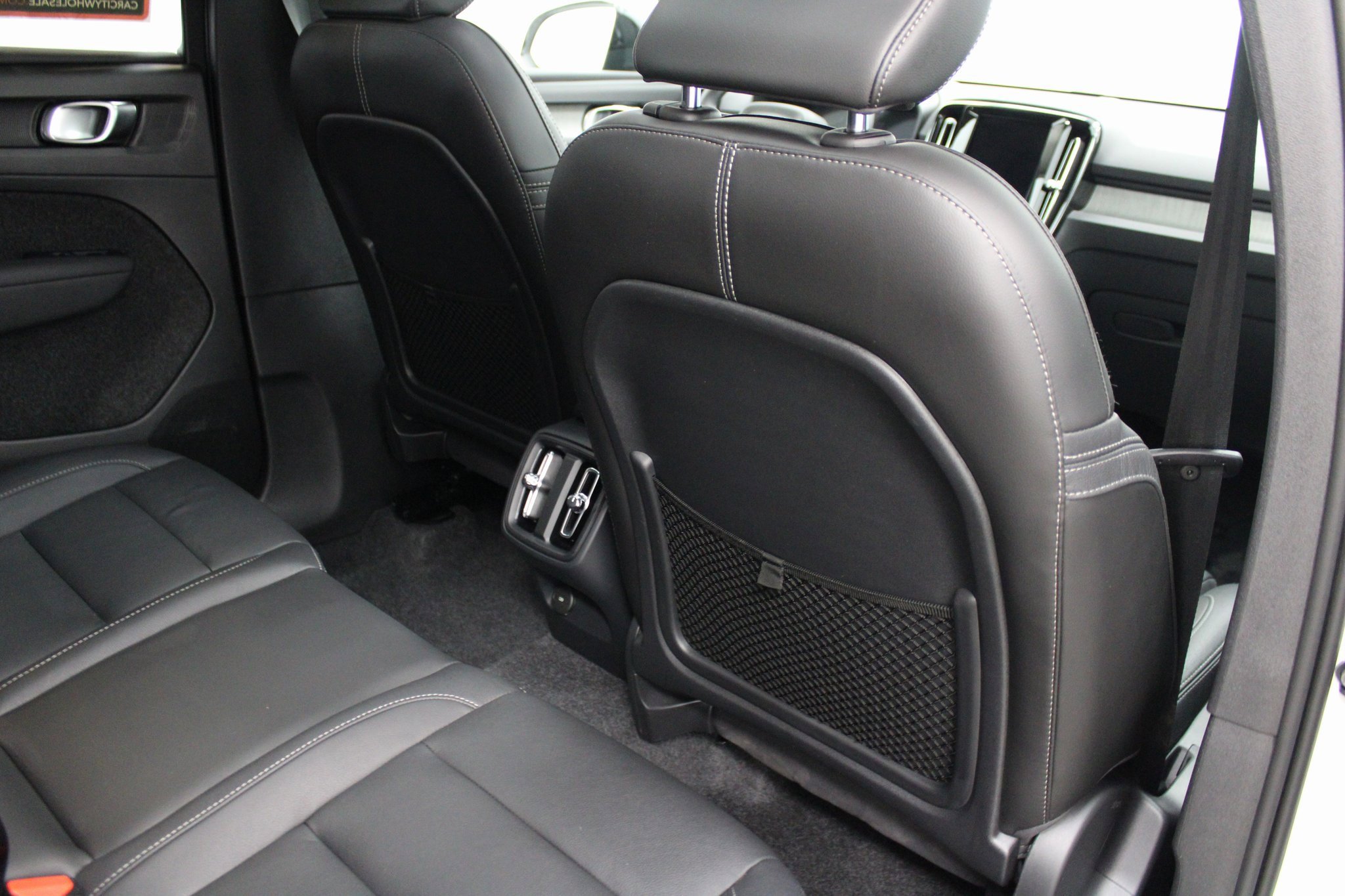 Used 2025 Volvo XC40 B5 Plus image 20