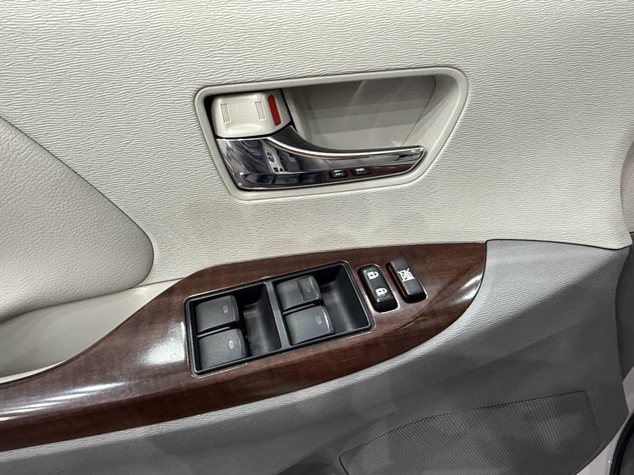 Used 2011 Toyota Sienna XLE FWD image 27