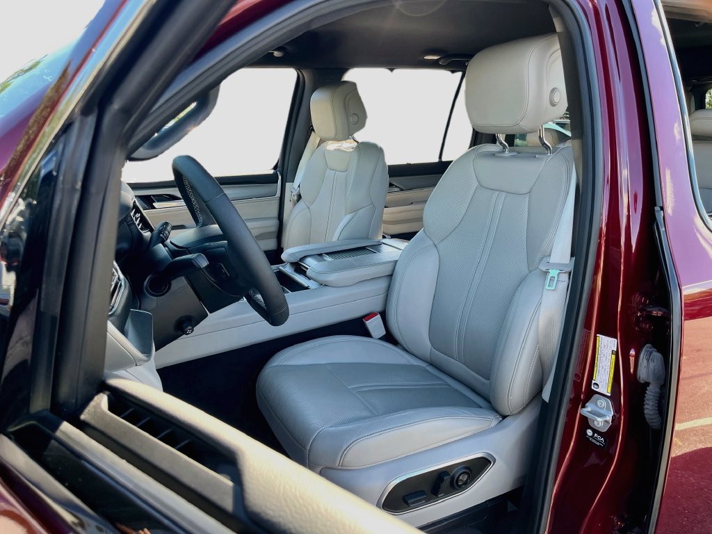 Used 2025 Jeep Wagoneer Series II w/ Convenience Group I AWD/4WD image 22