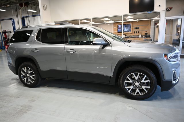 Used 2023 GMC Acadia SLE w/ Driver Convenience Package image 4
