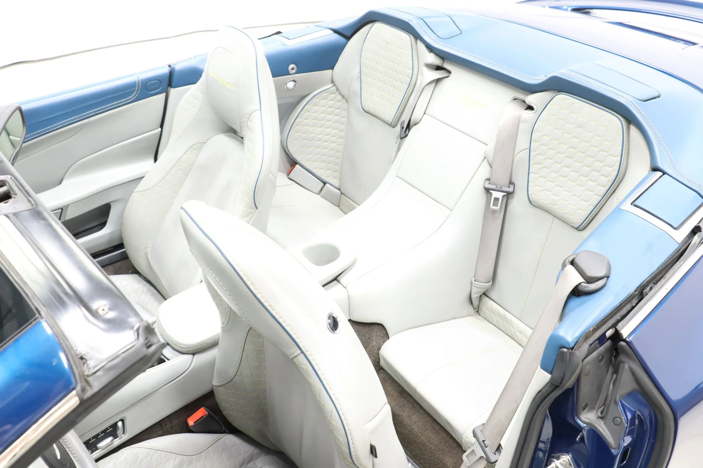 Used 2014 Aston Martin Vanquish Volante RWD image 3