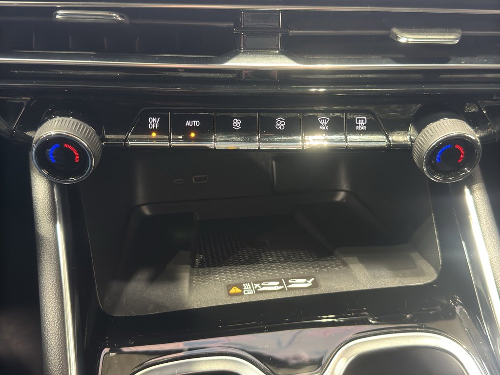 Used 2025 Chevrolet Traverse RS image 33