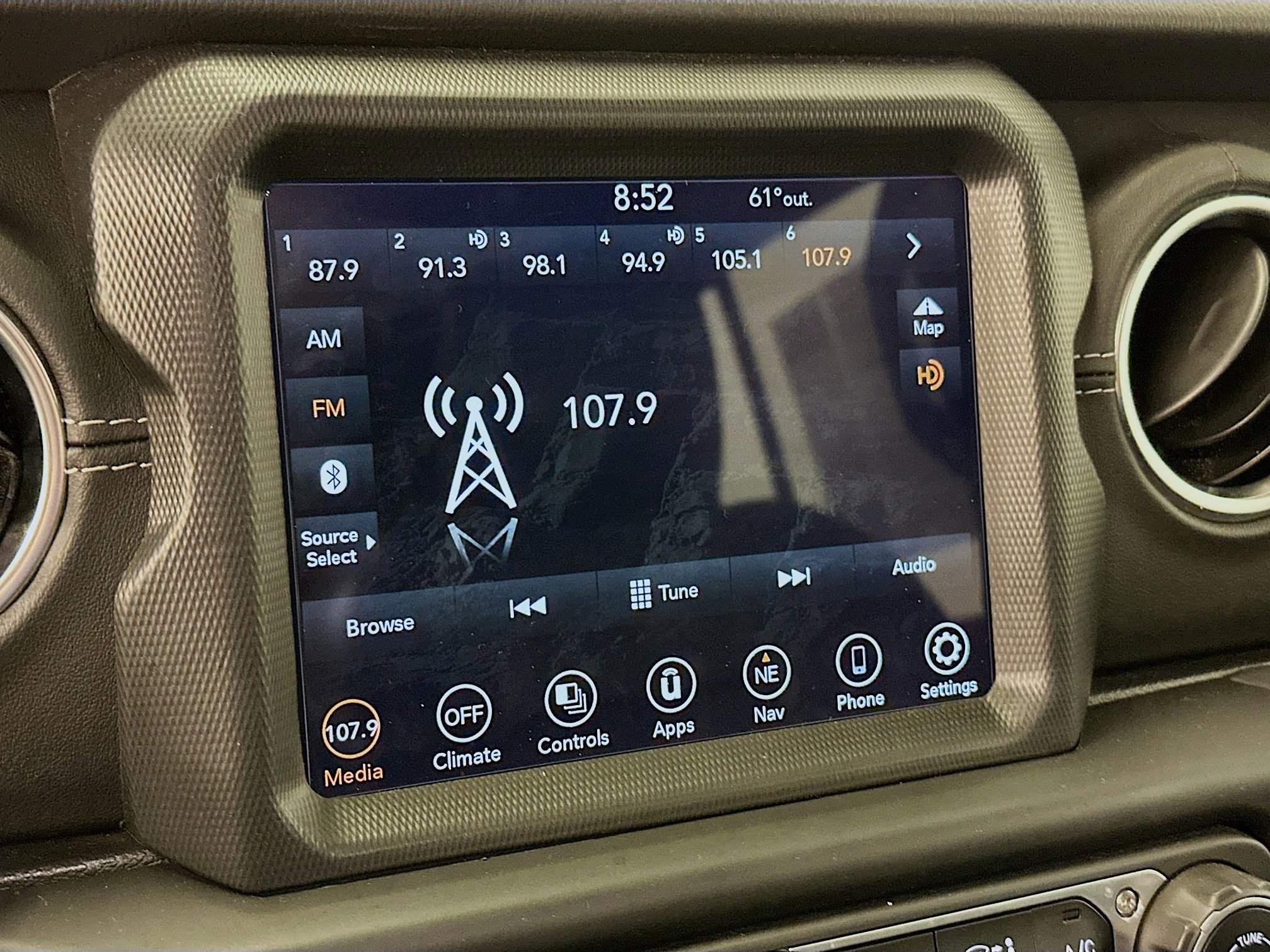 Used 2021 Jeep Wrangler Sahara image 21