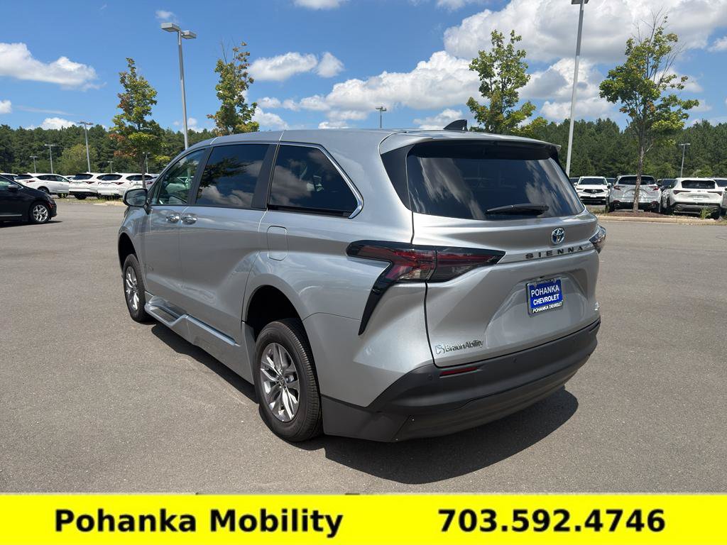 Used 2024 Toyota Sienna XLE FWD image 5